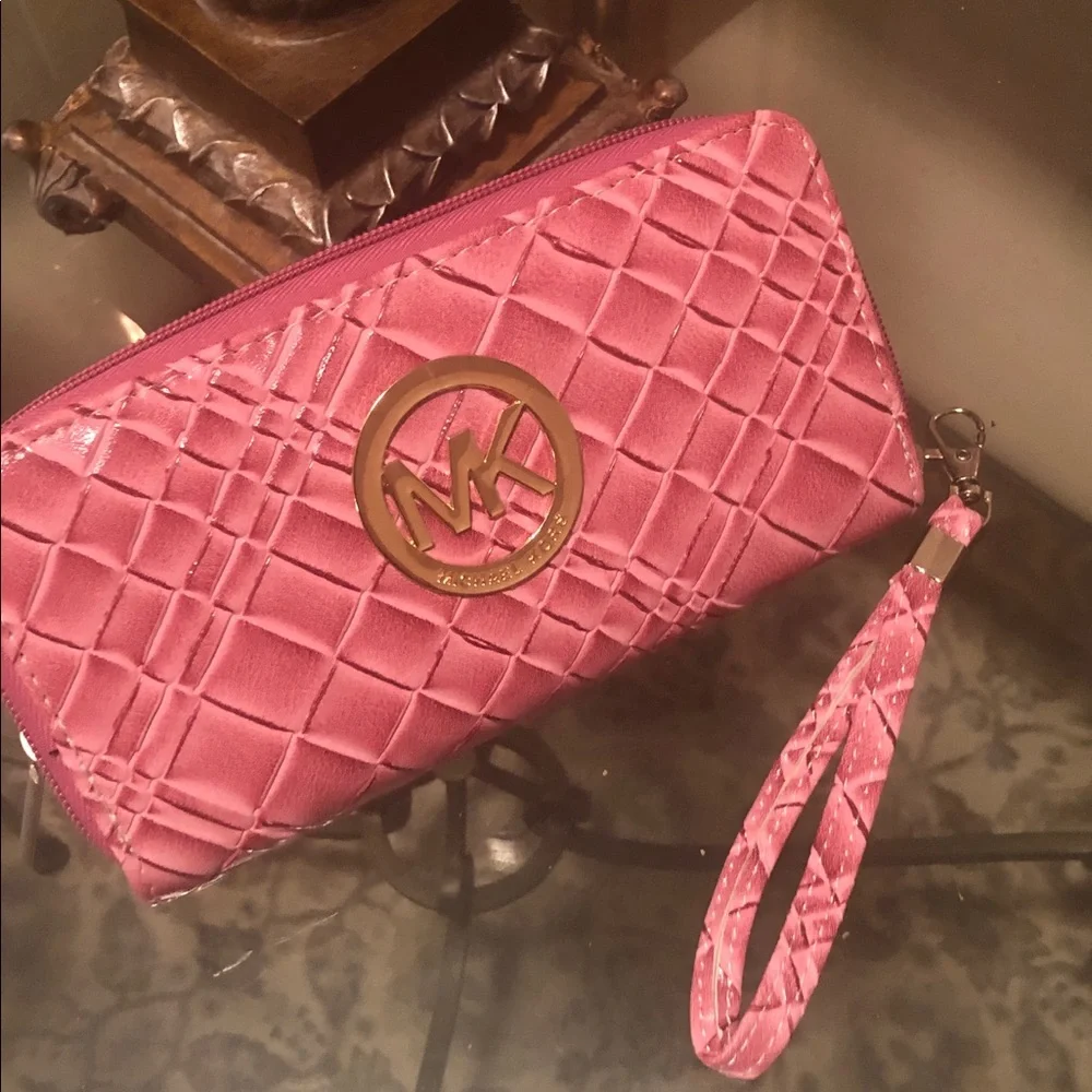 😍Michael Kors Pink Quilted Wallet